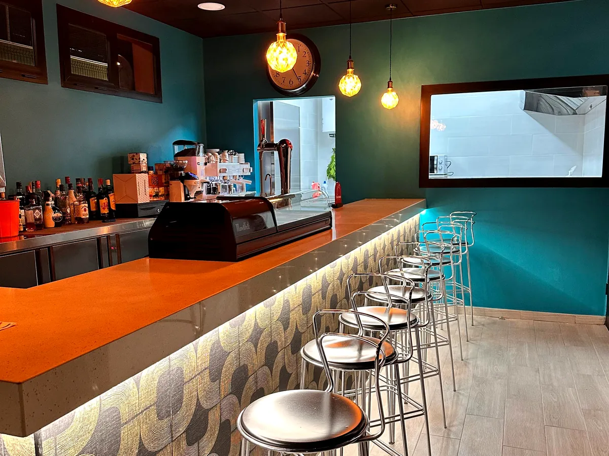 Barra e interior de La Morena Food & Wine Bar