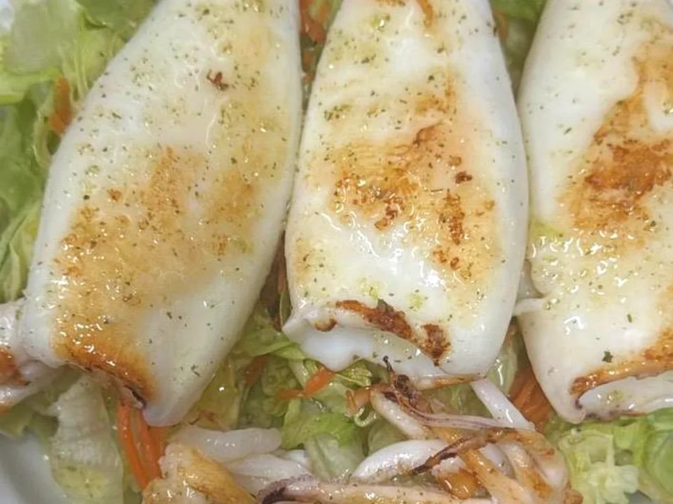Chipi o choco a la plancha servido sobre ensalada