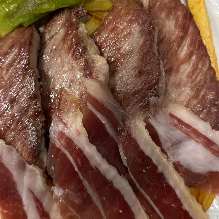 Carne a la plancha con guarnición