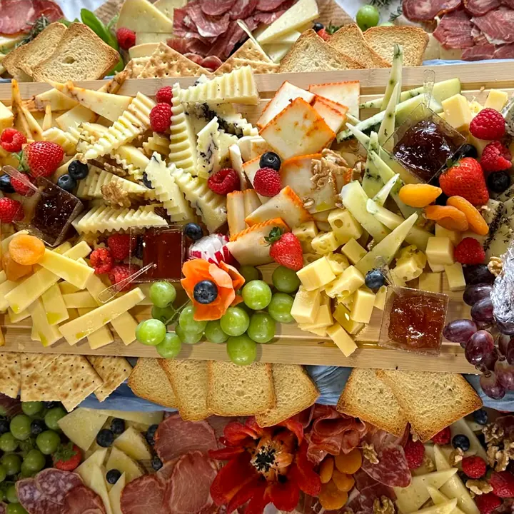 Mesa de chacinas y aperitivos