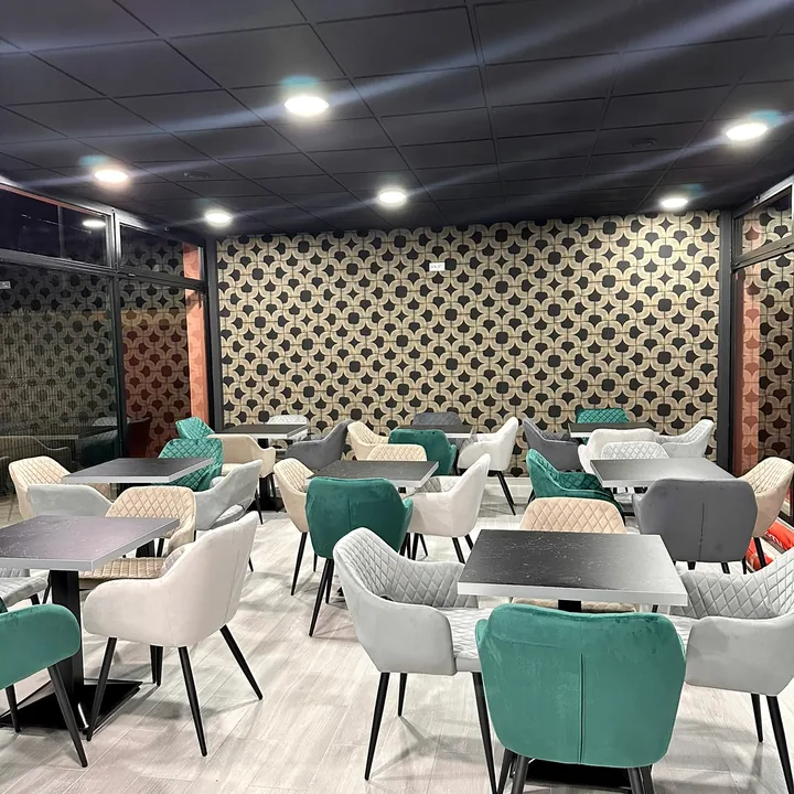 Salón interior con mesas y sillones
