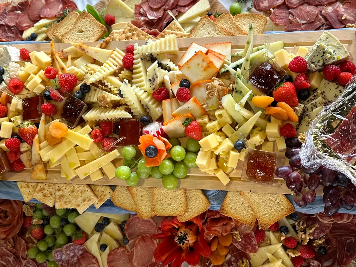 Mesa de chacinas, quesos y aperitivos preparada para un evento