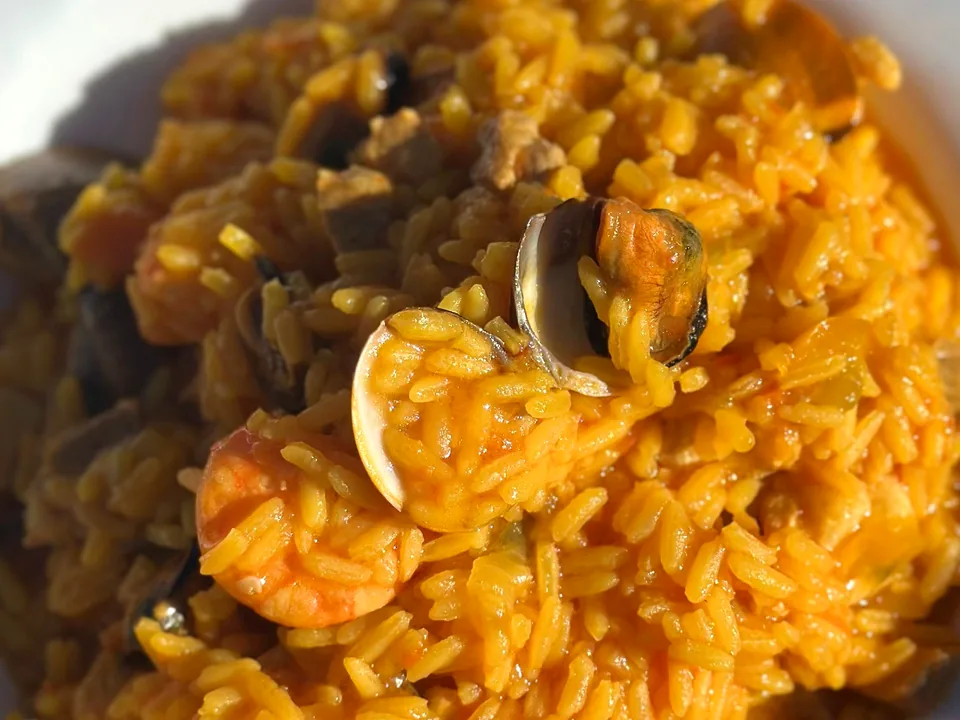 Paella con marisco preparada los viernes en La Morena