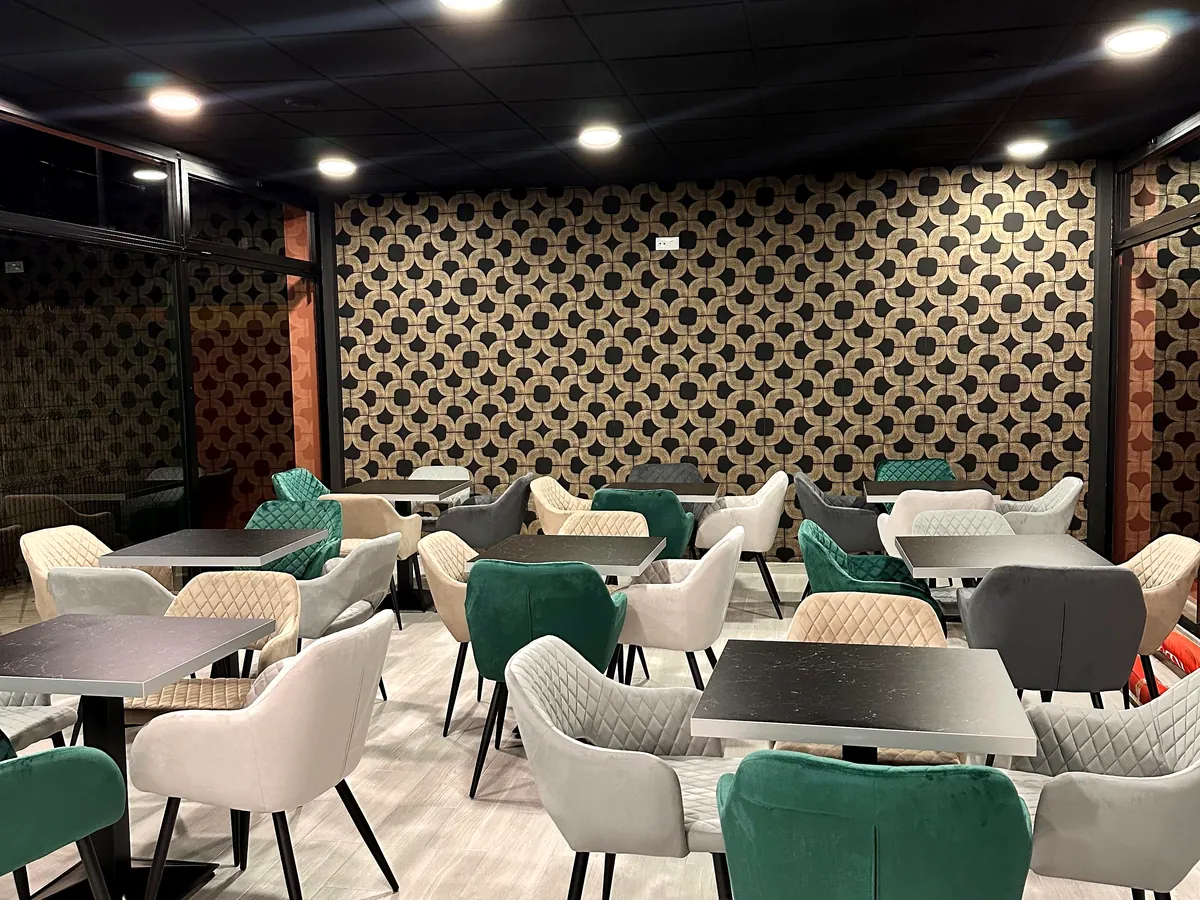 Salón interior de La Morena preparado para recibir a los clientes